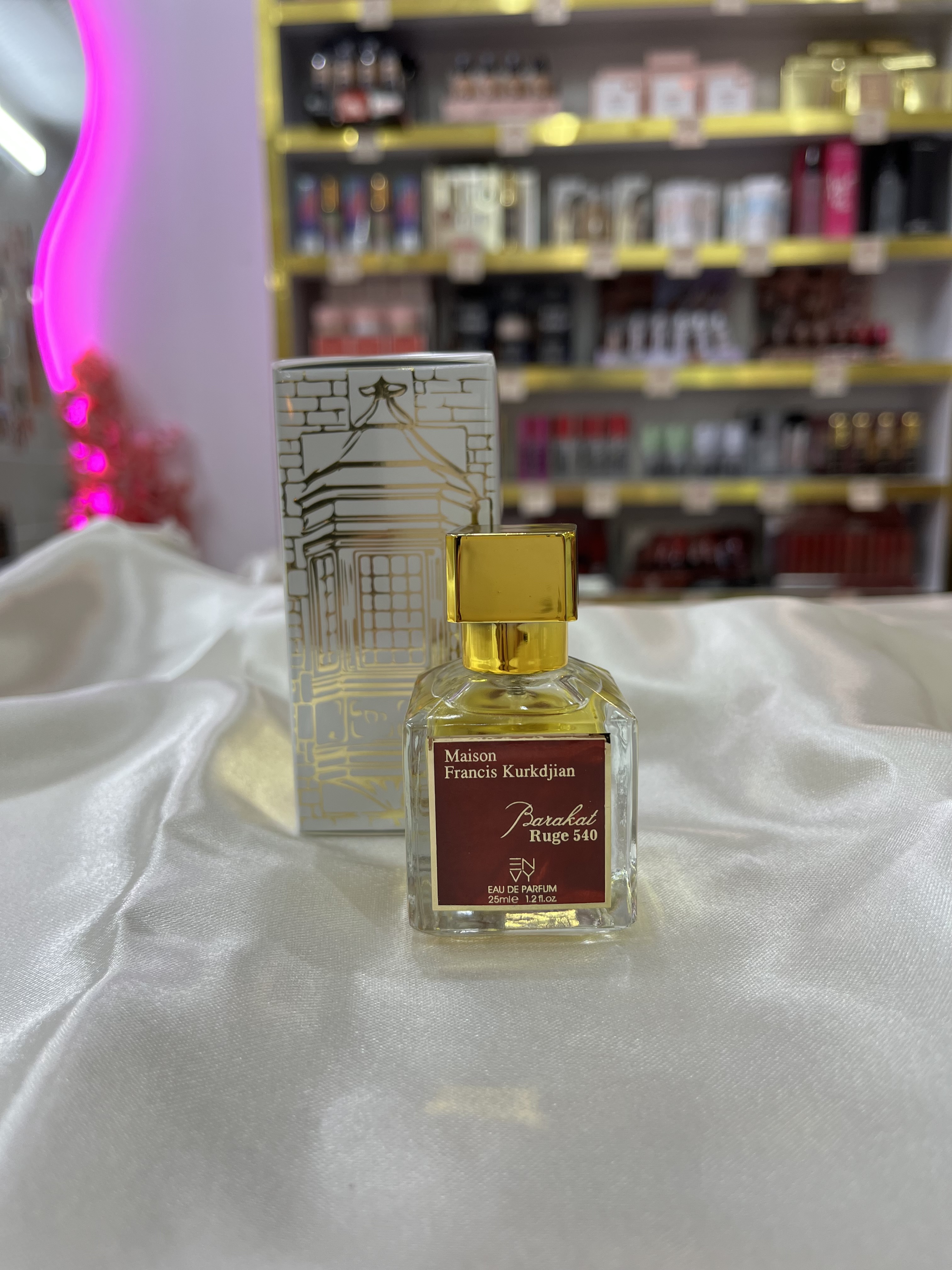 عطر جیبی زنانه باکارات رژ برند ان وی (Barakat Ruge) با رایحه گرم | حجم 25 میل
