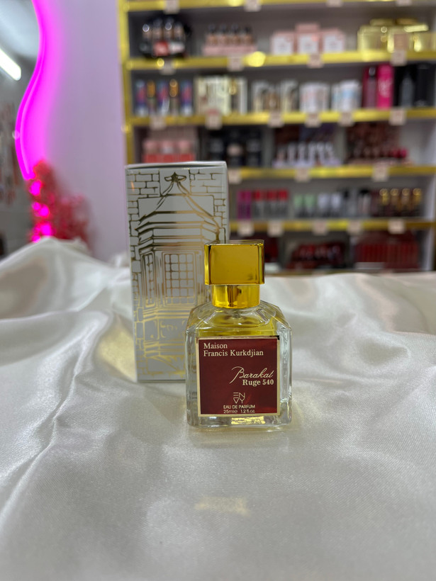 عطر جیبی زنانه باکارات رژ برند ان وی (Barakat Ruge) با رایحه گرم | حجم 25 میل